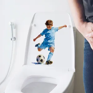 Realistischer Aquarell-Fußball-Junge-Aufkleber auf weißem Toilettendeckel für das Bad