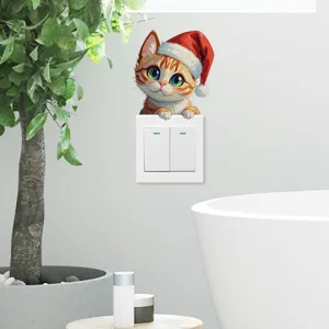 Vista detallada de un adorable adhesivo de pared de gato de Navidad sobre interruptor