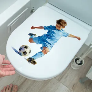 Nahaufnahme eines wasserfesten PVC-Toilettenaufklebers mit Fußballmotiv