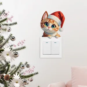 Lindo adhesivo de gato navideño sobre un interruptor de luz para decoración festiva