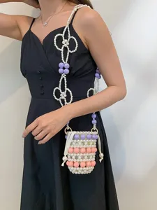 Handgefertigte Mini-Perlen-Eimertasche mit Blumen-Schultergurt und Kordelzugverschluss
