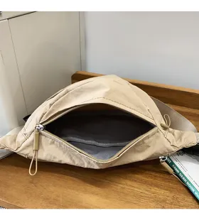 Detailansicht des Innenraums und der robusten Stoffstruktur der khakifarbenen Gürteltasche.