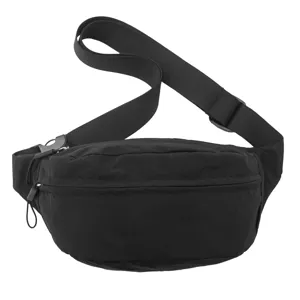 Detailansicht einer minimalistischen schwarzen Sport-Gürteltasche für Freizeitaktivitäten