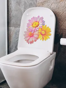 Vue détaillée d'autocollants en PVC marguerites sur un couvercle de toilette blanc