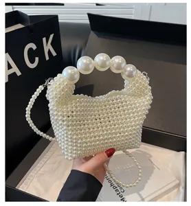 Detaillierte Ansicht der handgewebten Perlen-Abendtasche mit großem Perlenhenkel