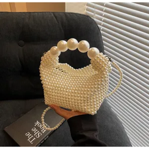 Elegante handgewebte Abendtasche aus weißen Perlen mit großem Perlengriff-Detail