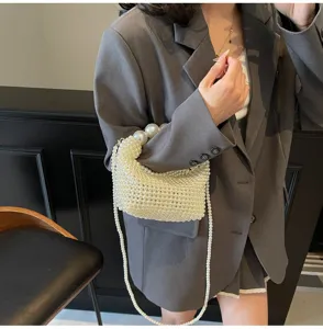 Elegante handgewebte Perlen-Abendtasche mit großem Perlengriff und langer Kette