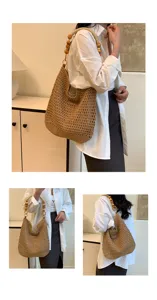 Détails d'un grand sac cabas ajouré tissé main avec anse en perles de bois sur mannequin