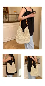 Vue détaillée d'un sac cabas en crochet beige avec poignées en perles bois.