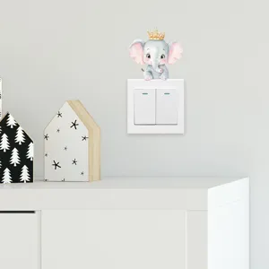 Simpatico adesivo murale elefante cartoon con corona per decorazione interruttore.