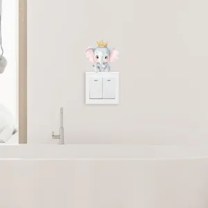 Adesivo murale in PVC a forma di elefantino con corona per decorare l'interruttore della luce