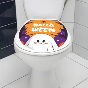 Vista dettagliata di un adesivo a tema fantasma di Halloween su sedile del WC bianco