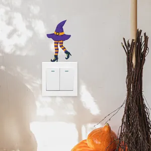 Detailansicht eines lila Halloween Hexe Beine Wandtattoos auf einem weißen Lichtschalter