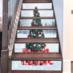Gedetailleerd overzicht van 3D kerst sneeuwscène trapstickers op houten binnentrap