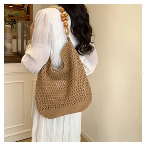 Grand sac hobo marron crocheté à la main avec bandoulière en perles de bois et maille