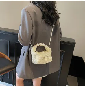 Elegante weiße Abendtasche aus Perlen mit großem Griff und feiner Perlenkette Detail