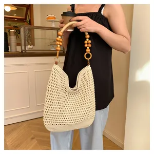Sac cabas en maille ajourée avec poignée en perles de bois pour les vacances d'été