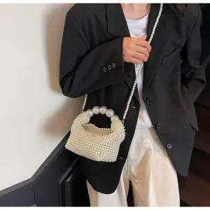 Detailansicht der eleganten weißen Abendhandtasche aus gewebten Perlen mit Kettengurt