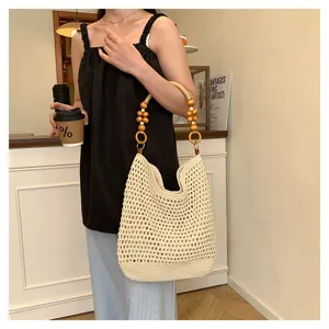Sac cabas en maille crème ajouré fait main avec poignée en perles de bois unique