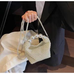 Elegante weiße gewebte Perlen-Abendtasche mit großem Perlengriff, von Model gehalten