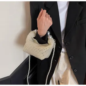 Detailaufnahme einer eleganten weißen perlenbestickten Abendtasche mit Kettenriemen