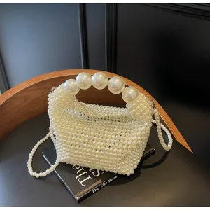 Detailansicht der gewebten Perlen-Abendtasche mit großem Perlengriff und Kette