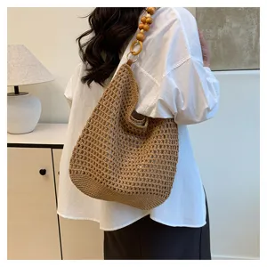 Gros plan d'un sac cabas ajouré tissé main avec bandoulière en perles de bois unique