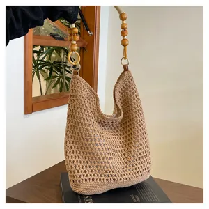 Sac cabas au crochet fait main avec anse en perles de bois et un élégant motif ajouré