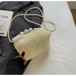 Detailansicht einer handgefertigten Abendtasche aus Perlen mit elegantem Perlengriff