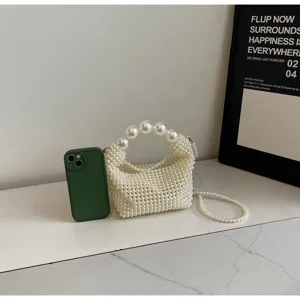 Detailansicht einer eleganten handgefertigten Abendtasche aus Perlen mit großem Griff