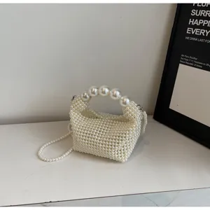 Nahaufnahme einer weißen Perlenhandtasche mit großem Perlenriff in minimalistischer Umgebung