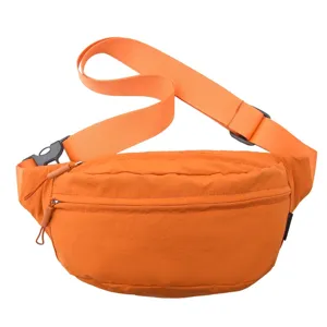 Detailansicht einer leuchtend orangefarbenen minimalistischen Sport-Gürteltasche.