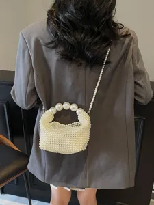 Elegante weiße perlengewebte Abendtasche mit großem Perlenriff und Schultergurt.