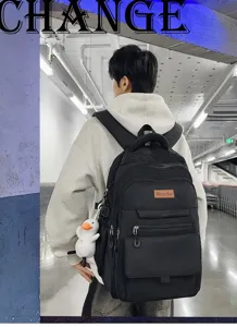 Vue arrière d'un sac à dos étudiant noir minimaliste élégant à grande capacité de charge