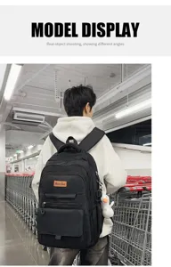 Vue de dos d'un sac à dos d'étudiant noir minimaliste de grande capacité porté