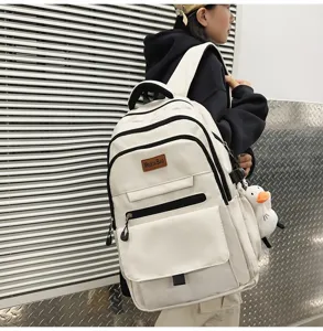 Sac à dos d'étudiant japonais blanc minimaliste montré en vue détaillée sur un modèle