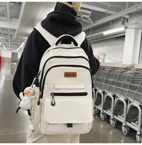Vue arrière d'un sac à dos d'étudiant blanc crème minimaliste à grande capacité.
