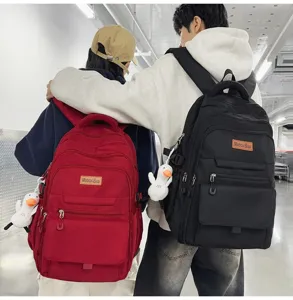 Détail de sacs à dos d'étudiant rouges et noirs, minimalistes et légers sur des modèles