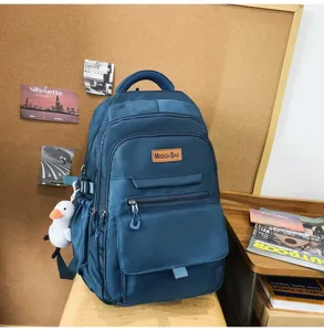 Vue détaillée du sac à dos scolaire bleu sarcelle de grande capacité avec petit canard
