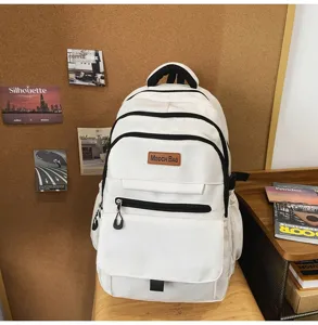 Détail d'un sac à dos blanc minimaliste pour étudiant avec fermetures noires