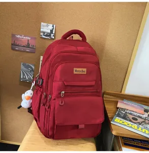 Vue détaillée du sac à dos scolaire rouge grande capacité avec un charmant canard