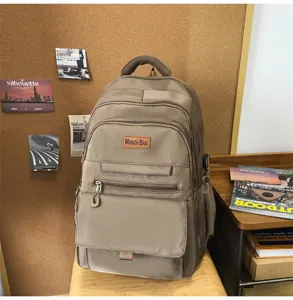 Détail d'un sac à dos japonais minimaliste beige avec plusieurs poches zippées