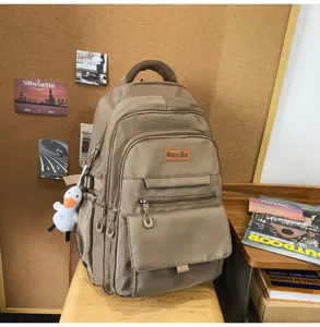 Sac à dos d'école marron de style japonais de grande capacité sur une chaise