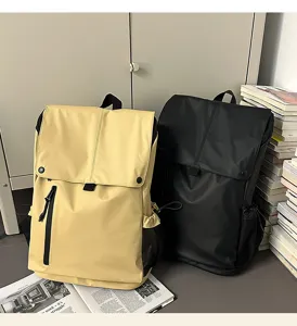 Sacs à dos étanches beiges et noirs à grande capacité avec un design minimaliste moderne
