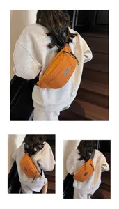 Detailansicht der lässigen orangefarbenen Umhängetasche über einem grauen Sweatshirt.