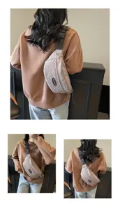 Detailansicht einer neutralen grauen Brusttasche, getragen als Umhängetasche von Modell