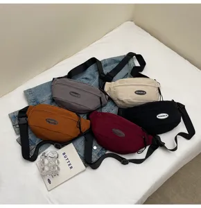 Nahaufnahme von fünf lässigen Unisex-Brusttaschen in verschiedenen Farben auf einer Denim-Jacke