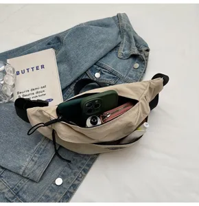Nahaufnahme einer beigen Brusttasche mit viel Platz für Handy, Geldbörse und mehr