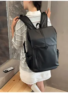 Grand sac à dos noir étanche avec rabat porté par un mannequin dans un cadre intérieur