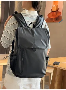 Détail de vue arrière d'un sac à dos noir étanche avec grand rabat sur un mannequin